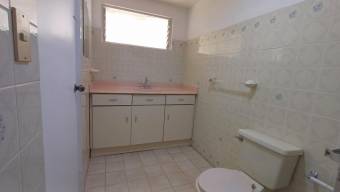 Se alquila espaciosa casa en San Pedro de Montes de Oca 26-872