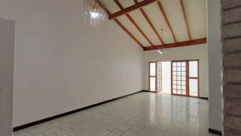 Se alquila espaciosa casa en San Pedro de Montes de Oca 26-872