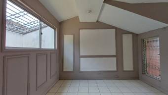 Se alquila espaciosa casa en San Pedro de Montes de Oca 26-872