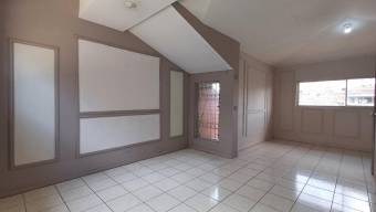 Se alquila espaciosa casa en San Pedro de Montes de Oca 26-872