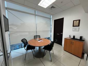 Se alquila espaciosa oficina en Radial Santa Ana 26-857