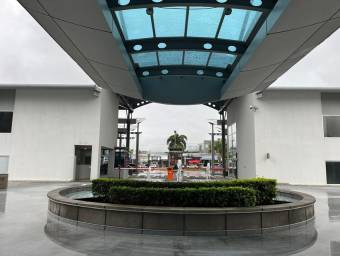 Se alquila espaciosa oficina en Radial Santa Ana 26-857