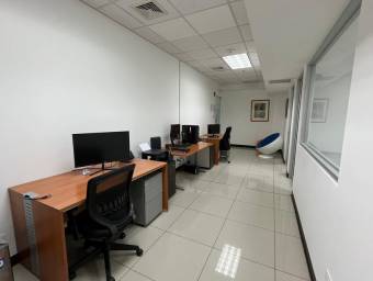 Se alquila espaciosa oficina en Radial Santa Ana 26-857