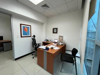 Se alquila espaciosa oficina en Radial Santa Ana 26-857