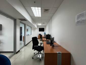 Se alquila espaciosa oficina en Radial Santa Ana 26-857
