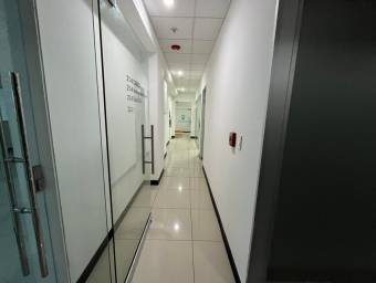 Se alquila espaciosa oficina en Radial Santa Ana 26-857