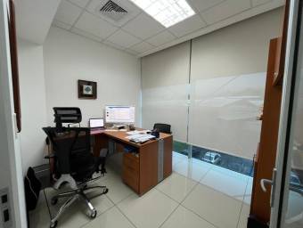 Se alquila espaciosa oficina en Radial Santa Ana 26-857