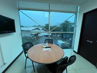 Se alquila espaciosa oficina en Radial Santa Ana 26-857