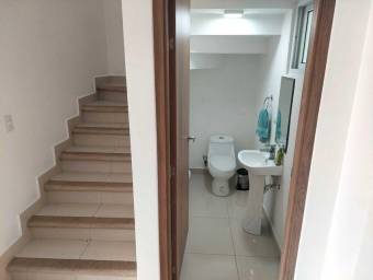 Se vende moderna casa con patio en Desamparados Alajuela 26-864