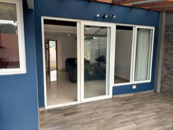 Se vende moderna casa con patio en Desamparados Alajuela 26-864