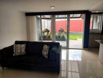 Se vende moderna casa con patio en Desamparados Alajuela 26-864