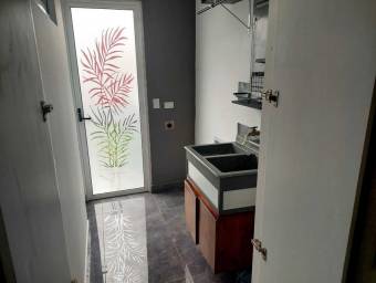 Se vende moderna casa con patio en Desamparados Alajuela 26-864