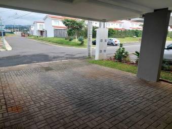 Se vende moderna casa con patio en Desamparados Alajuela 26-864