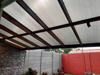 Se vende moderna casa con patio en Desamparados Alajuela 26-864