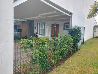 Se vende moderna casa con patio en Desamparados Alajuela 26-864