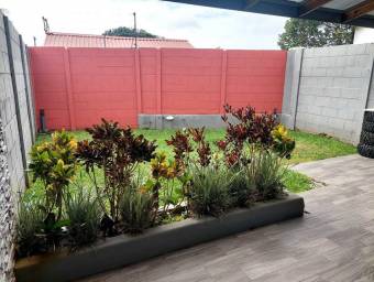Se vende moderna casa con patio en Desamparados Alajuela 26-864