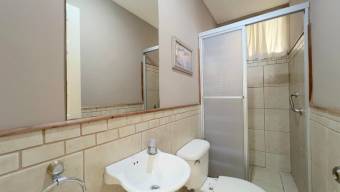 Se vende espaciosa casa con patio en condominio de San Antonio Escazú 26-761