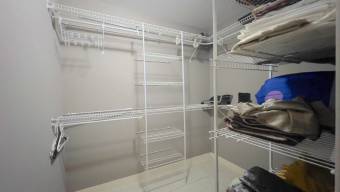 Se vende espaciosa casa con patio en condominio de San Antonio Escazú 26-761