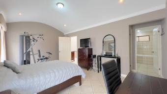 Se vende espaciosa casa con patio en condominio de San Antonio Escazú 26-761