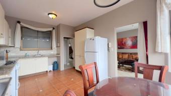 Se vende espaciosa casa con patio en condominio de San Antonio Escazú 26-761