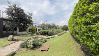 Se vende espaciosa casa con patio en condominio de San Antonio Escazú 26-761