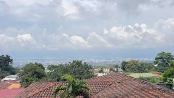 Se vende espaciosa casa con patio en condominio de San Antonio Escazú 26-761