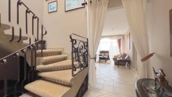 Se vende espaciosa casa con patio en condominio de San Antonio Escazú 26-761