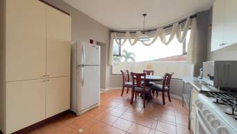 Se vende espaciosa casa con patio en condominio de San Antonio Escazú 26-761