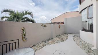 Se vende espaciosa casa con patio en condominio de San Antonio Escazú 26-761