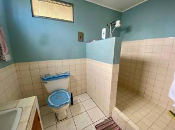 Se vende espaciosa casa con patio en Escazú Centro 25-1306