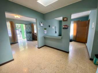 Se vende espaciosa casa con patio en Escazú Centro 25-1306