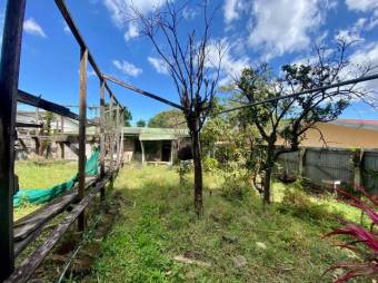 Se vende espaciosa casa con patio en Escazú Centro 25-1306