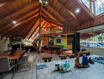Se vende espaciosa casa con patio en Concepción de Heredia 25-1957