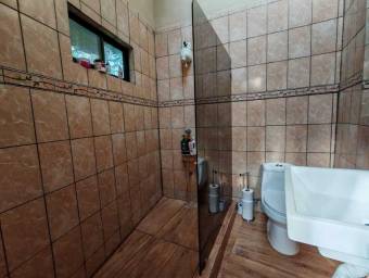 Se vende espaciosa casa con patio en Concepción de Heredia 25-1957