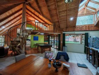 Se vende espaciosa casa con patio en Concepción de Heredia 25-1957