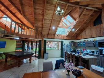 Se vende espaciosa casa con patio en Concepción de Heredia 25-1957