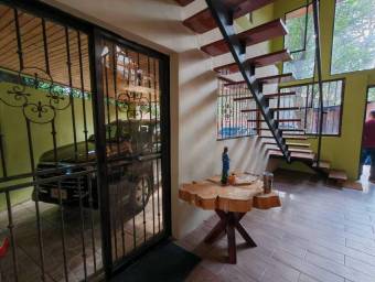 Se vende espaciosa casa con patio en Concepción de Heredia 25-1957