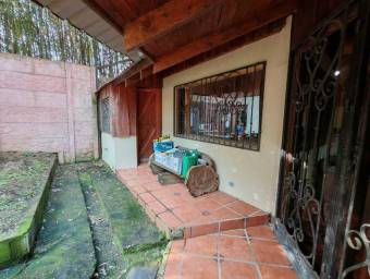 Se vende espaciosa casa con patio en Concepción de Heredia 25-1957