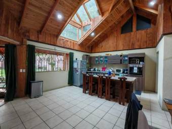 Se vende espaciosa casa con patio en Concepción de Heredia 25-1957