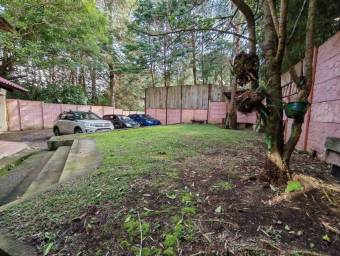 Se vende espaciosa casa con patio en Concepción de Heredia 25-1957