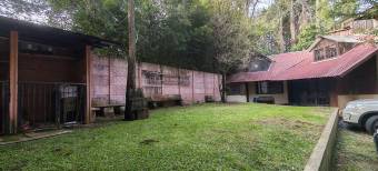 Se vende espaciosa casa con patio en Concepción de Heredia 25-1957