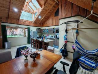 Se vende espaciosa casa con patio en Concepción de Heredia 25-1957