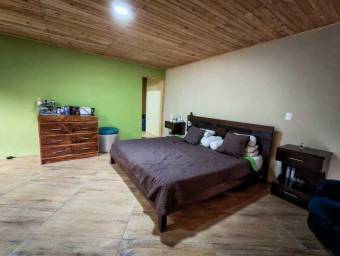 Se vende espaciosa casa con patio en Concepción de Heredia 25-1957