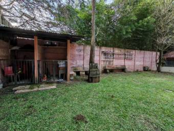 Se vende espaciosa casa con patio en Concepción de Heredia 25-1957