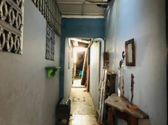 Se vende propiedad para remodelar en Heredia Centro 25-986