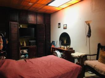 Se vende propiedad para remodelar en Heredia Centro 25-986