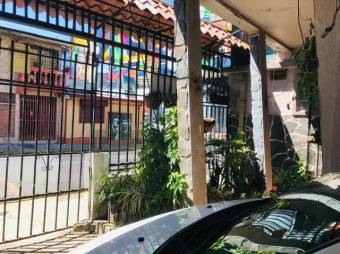 Se vende propiedad para remodelar en Heredia Centro 25-986
