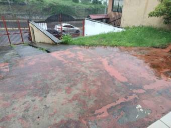 Se vende casa con amplio patio en San Joaquín de Flores 24-1810