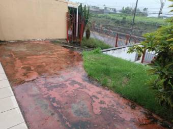 Se vende casa con amplio patio en San Joaquín de Flores 24-1810