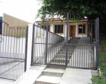 Se vende casa con amplio patio en San Joaquín de Flores 24-1810